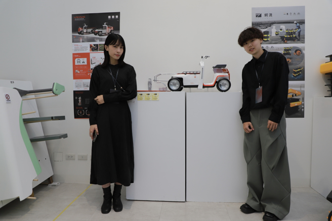 「LIFE SAVING狹窄道路先遣救護車」，目標為解決台灣狹窄巷弄的緊急救護挑戰，同時入圍2024金點新秀設計獎社會設計類、金點新秀贊助特別獎產品設計類及社會設計類。（照片/國立高雄科技大學提供）