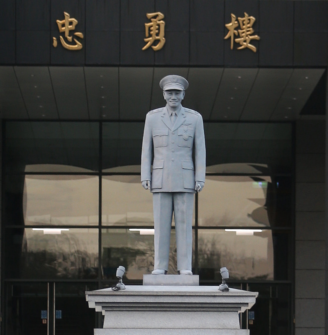 空军司令部营区内的蒋公铜像。（资料照片／陈怡诚摄）