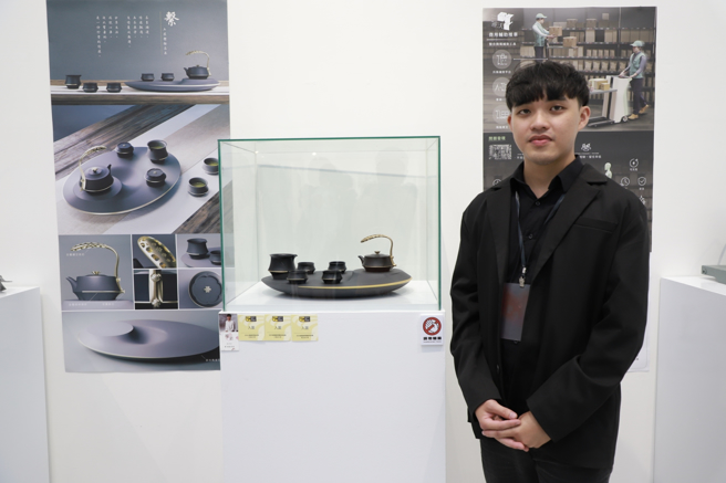 「繫」意象茶具，創作同學姚序承，以中國結連繫情感為發想，巧妙混和陶瓷與金屬兩種材料結合在器具上，入圍2024金點新秀設計獎工藝設計類、金點新秀贊助特別獎產品設計類及工藝設計類。（照片/國立高雄科技大學提供）