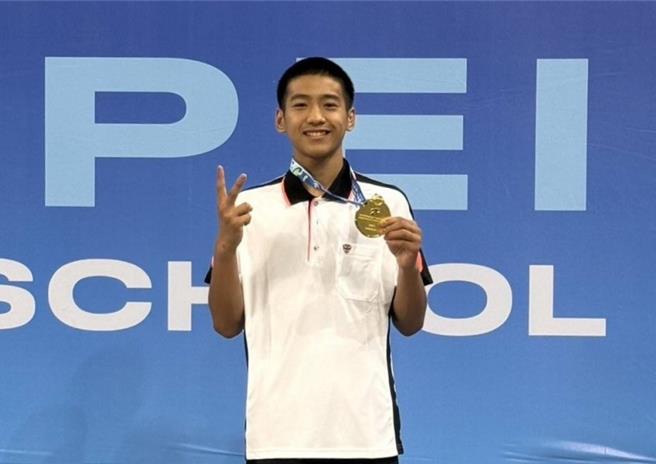 苗栗縣立致民國中彭允承在全國中等學校運動會國男組希羅式角力第五級，為苗栗縣摘下此次賽會首面金牌，也是他連兩年在此賽事奪金。（致民國中提供／李京昇苗栗傳真）