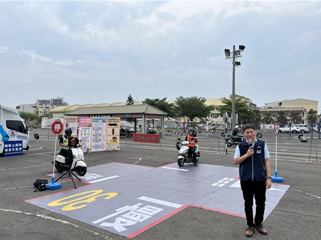 台中區監理所22日偕同彰化與南投縣府在彰化國彰駕訓班舉辦「推動機車駕訓及輔導年長者考照教學記者會」，台中區監理所表示，即日起至11月30日止赴南投、彰化駕訓班考照並完成機車駕訓及道路安駕訓練，累積最高可獲的補助3000元。（台中區監理站提供／潘虹恩台中傳真）