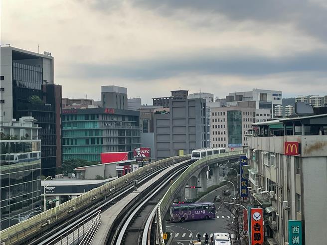 台北捷運文湖線22日晚間下班時間發出異常警訊。（劉彥宜攝）