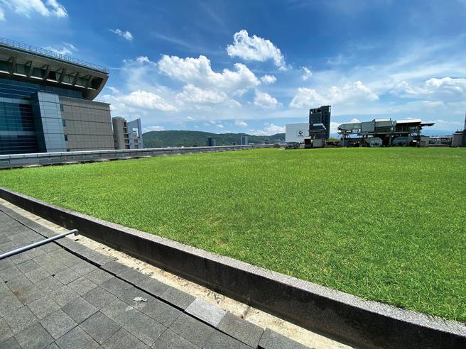 SOGO天母店首度開放讓消費者至頂樓參觀綠色設施。（SOGO提供）