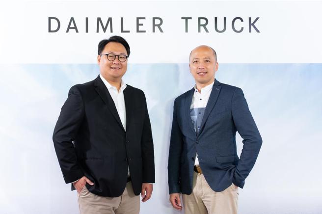 台湾戴姆勒亚洲商车执行长朴正佑（左）与产品行销总监黄俊宾说明今年国内商车概况。图／业者提供