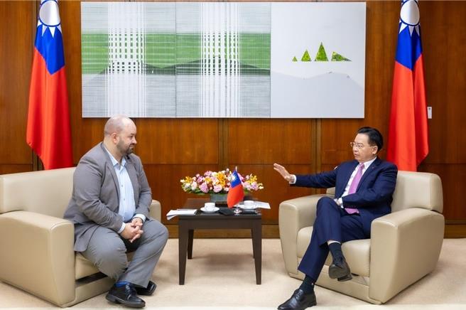 外交部长吴钊燮接受纽西兰网媒「新闻编辑室」（Newsroom）专访。(外交部提供)