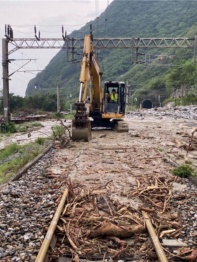 台铁进场清理土石。（台铁公司提供／蔡亚桦台北传真）