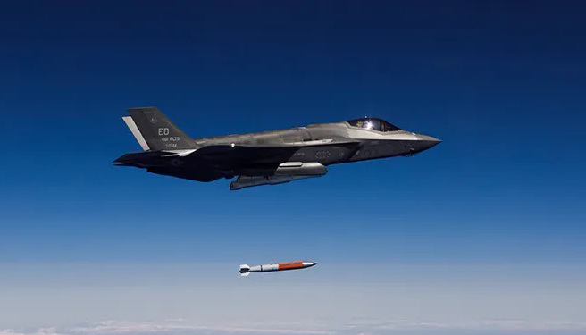 乌克兰总统杜达表示，如果北约要增强东翼的核武保护伞，可以将战术核武部署在波兰。图为F-35投放B-61核武训练弹。(图/美国空军)