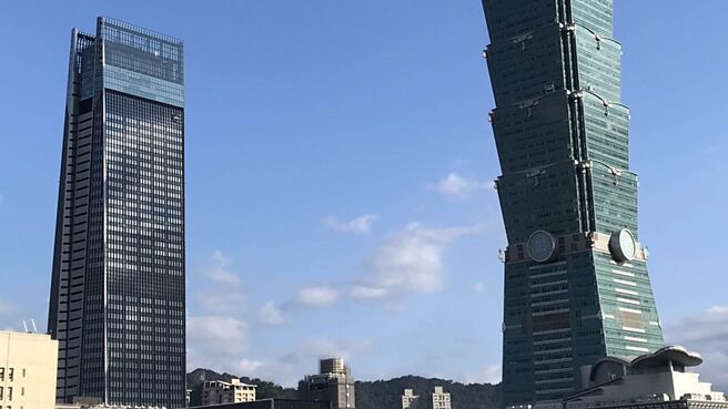 台北南山广场（左）是少数取得「耐震标章」的指标性商办大楼。图／本报资料照片