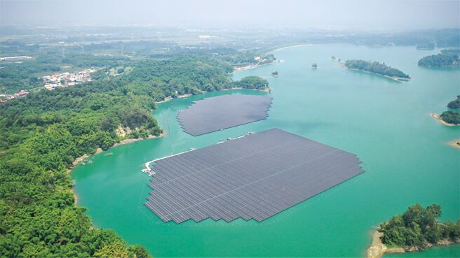 台汽电集团投资开发乌山头水面型太阳光电，总装置容量13.7MW。图／台汽电提供