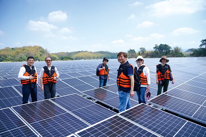 证交所于桂兰副理（右）等人亲赴台汽电乌山头水面型太阳光电电厂，瞭解绿电源头与生态永续共存共好。图／台汽电提供