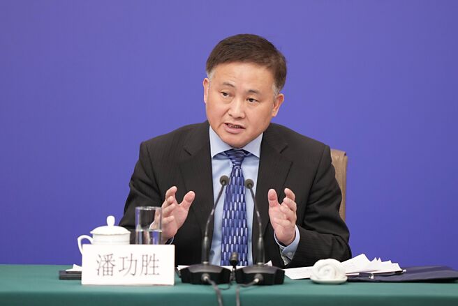 中国人民银行行长潘功胜强调，份额占比调整对于IMF治理、代表性和合法性都至关重要。图／中新社