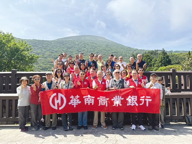 華南銀行今攜手陽明山國家公園管理處一同響應「世界地球日」活動，由董事長張雲鵬、副董事長林知延，及總經理黃俊智率領總行高階主管群共同關心環境生態。	圖／華銀提供