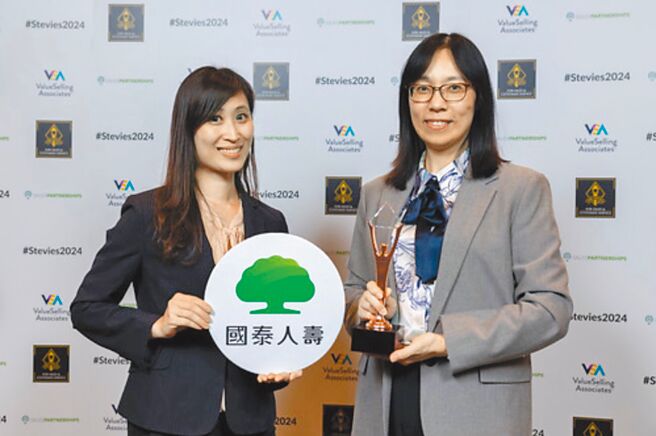 「美國史蒂夫銷售及客戶服務大獎」日前於拉斯維加斯舉行頒獎典禮，國泰人壽摘下年度最佳金融客服中心獎，國泰人壽電話客服中心協理柯子鈴（右）赴現場領獎。圖／國泰人壽提供