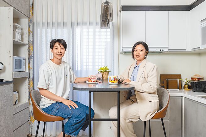 欧德设计师余相颖（右）完美客制化，排球国手皮皮曾琬羚（左）的家，15坪小宅神放大。图／欧德提供