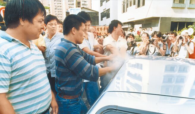 1989年8月，警方為了將世台會幹部羅益世、蔡正隆驅逐出境，朝車內使用噴霧瓦斯才迫使2人下車。（本報資料照片）