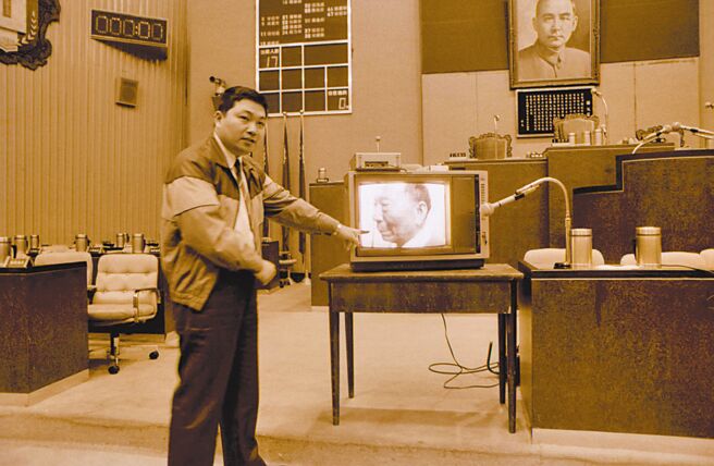 1989年4月12日，台北市警局至議會報告鄭南榕事件。圖為時任刑事組長的侯友宜。（本報資料照片）