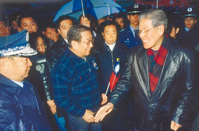 郑南榕自焚案或是罗益世案发生时，主政者都是总统李登辉。图为1990年，行政院长李焕（前中）与李登辉（前右）参加元旦升旗典礼。（本报资料照片）
