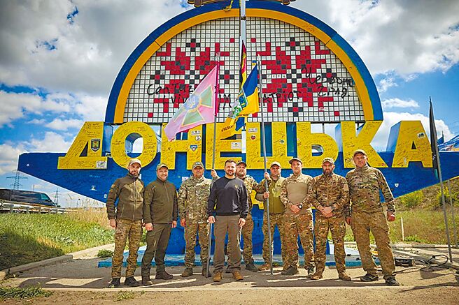 美考慮派更多軍事顧問前往烏克蘭。圖為烏克蘭總統澤倫斯基與軍人在「頓內茨克地區」路標前合影。（路透）