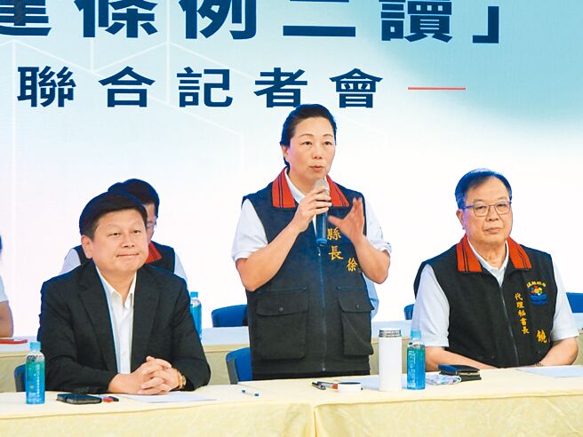 花蓮縣長徐榛蔚（中）與立法院國民黨團總召傅崐萁（左）21日舉辦「0403震災重建條例二讀」說明會。（羅亦晽攝）