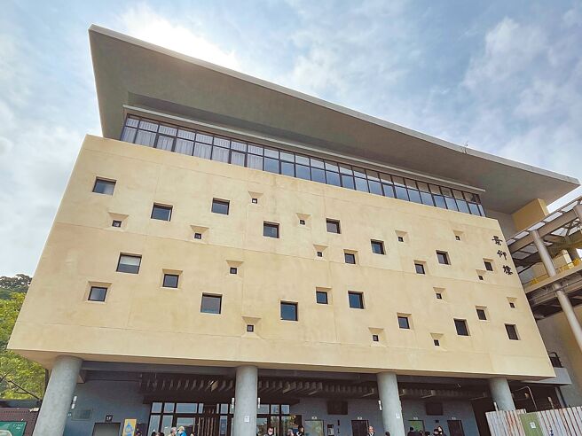 台北市都发局打算在第二殡仪馆附近的黎元停车场兴建235户社宅，外界忧心社宅恐成为「海景第一排」，北市殡葬处对此正在做停车场用地兴建礼仪服务业者大楼可行性研究。图为二殡。（刘彦宜摄）