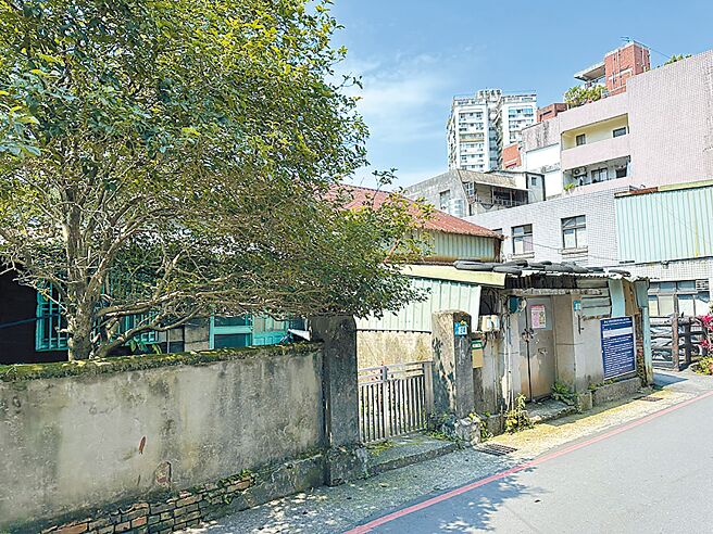 汐止警分局宿舍紧邻中正市场、汐止老街，屋龄老旧，使用率又低，当地里长建议可活化辟建为收费停车场。（高钧麟摄）