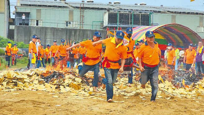 桃園市竹圍福海宮每年農曆3月8日輔信王公誕辰舉辦的「飛輦轎、過金火」活動被公告登錄為民俗無形文化資產。（姜霏攝）