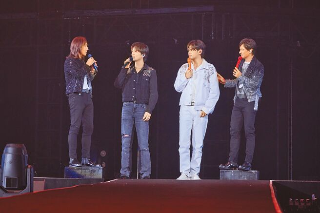 「动力火车」尤秋兴（右）、顏志琳（左）21日邀来「九泽CP」担任嘉宾对唱，动力火车幽默站上增高箱。（华研国际提供）