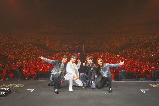 「动力火车」与「九泽CP」21日和全场歌迷大合照。 （华研国际提供）