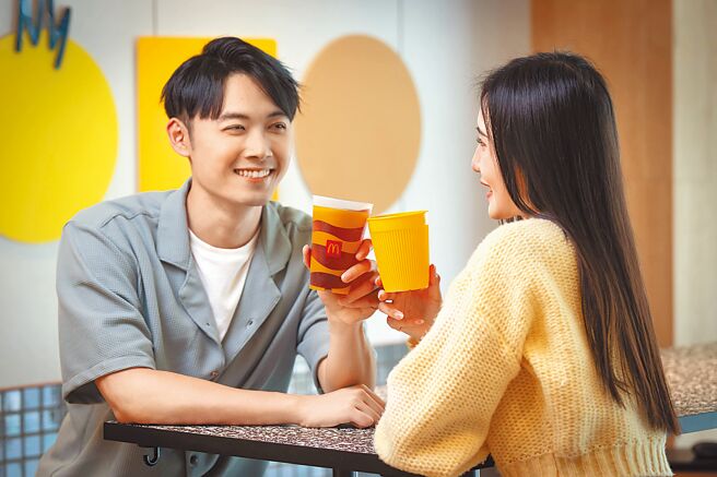 麦当劳推内用杯后，月省120万个纸杯；目前再推广借循环杯就能免费喝可口可乐。（麦当劳提供）