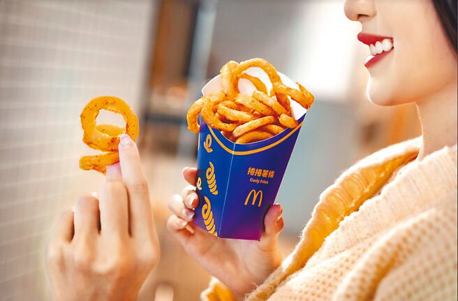 麦当劳「卷卷薯条」24日起于配餐选项限时登场，单点66元、套餐加购价59元。（麦当劳提供）