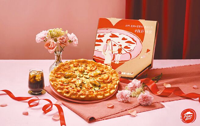 必胜客「鱿你真好鲍鱼干贝比萨」全台限量5千个，单点1049元。（必胜客提供）