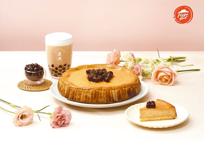 必胜客「万波珍奶熔岩巴斯克蛋糕」，8吋原价958元、特价619元。（必胜客提供）