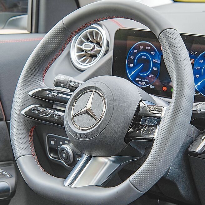 双肋式跑车方向盘。（陈大任摄）