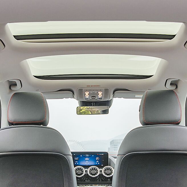 全景天窗採光极佳。（陈大任摄）