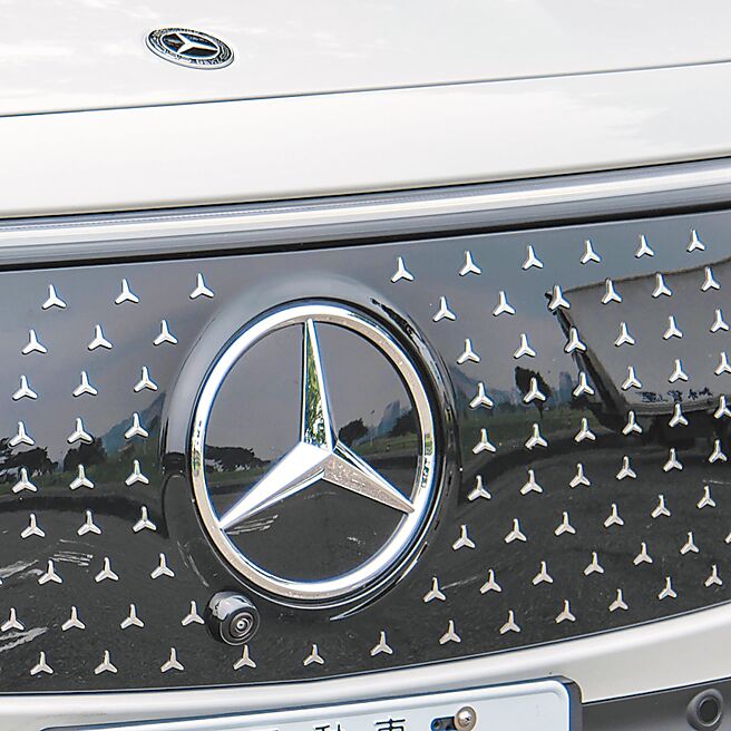 立体星芒展现豪华。（陈大任摄）