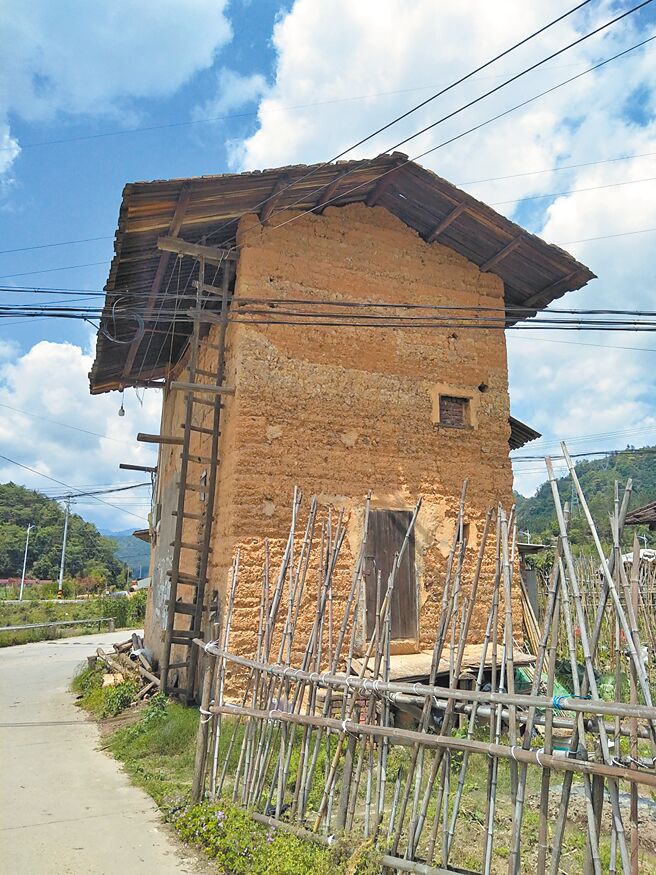 年代久远的土砖仓库。（杨明摄）