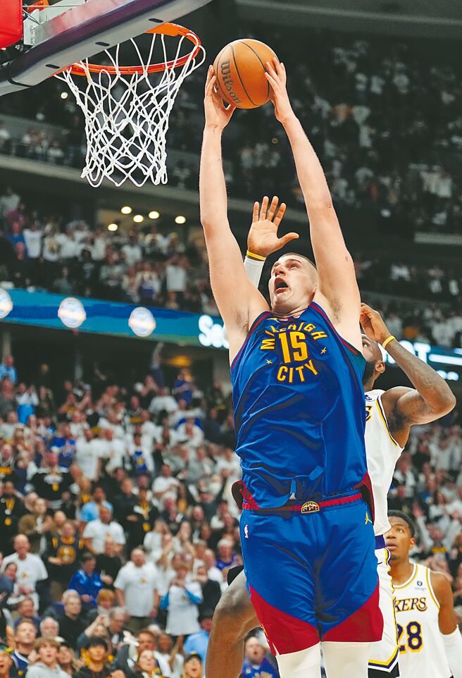 约基奇闪过詹姆斯防守准备双手飞身暴扣。（美联社）