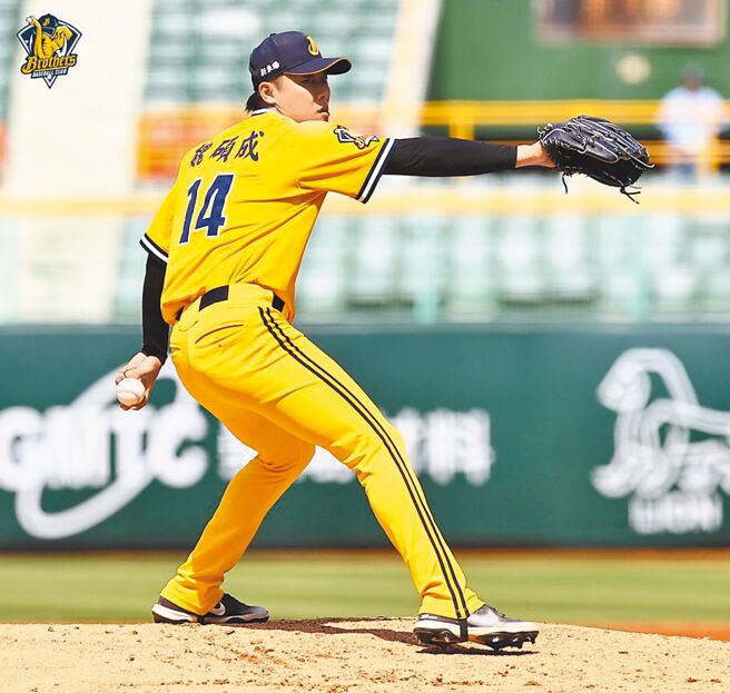 魏硕成21日先发7局仅被敲4支安打、无失分，拿下本季首胜。（中信兄弟提供）