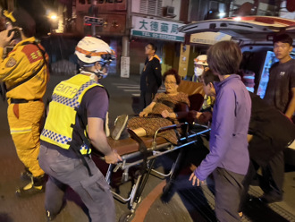 同是紅單戶見富凱飯店傾倒 對面鋼管紅茶嬤嚇壞