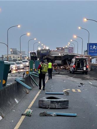 高屏大橋嚴重車禍！砂石車爆胎自撞橋墩橫躺    「砂石散一地」2傷