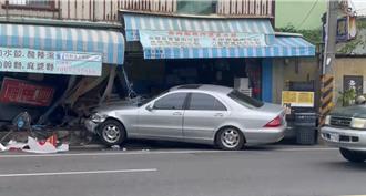 台南轎車失控直撞麵攤    店面全毀2員工燙傷送醫
