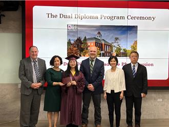 苗縣推高中雙聯學制 首位美國緬因中學畢業生撥穗