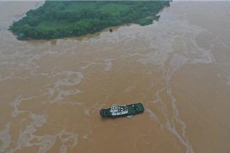 佛山九江大橋邊沉船4失聯 初步調查洪水致船員操作失當