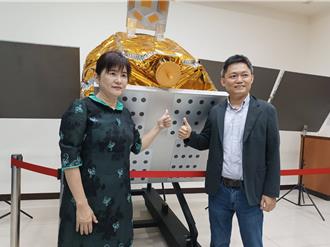 B5G通訊衛星1：1模型首入高中校園 培訓同學投入導覽行列