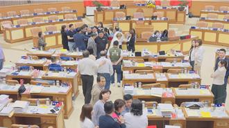 火爆！新北议长蒋根煌「砸手机飙粗口」 衝突导火线曝光