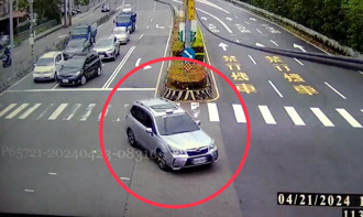 自称高级救护员开警示灯鸣笛 尾随救护车闯红灯警方出手了