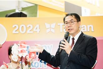 黃偉哲赴新加坡食品展 後壁噴印蘭花、六甲火鶴花成焦點