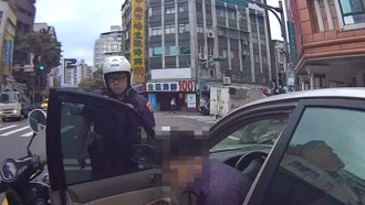 男子停等紅燈睡著了 遭警喚醒爆推擠被壓制送辦