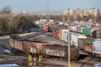 影》超驚悚！平交道驚見「火」車 貨列一路狂燒衝進住宅區