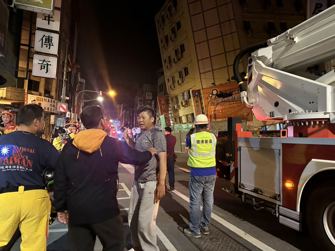 富凱飯店傾斜，警消趕往現場管制。（羅亦晽攝）